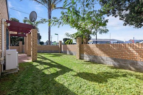 Photo of property in 2 Reid Road, New Lynn, Auckland, 0600