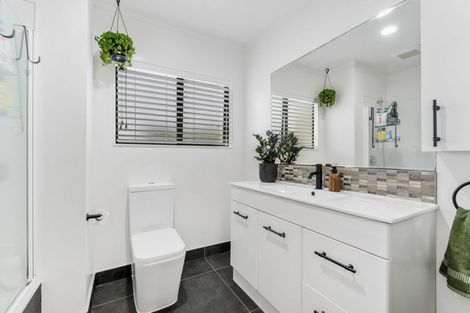 Photo of property in 2/22 Merton Avenue, Glenfield, Auckland, 0627