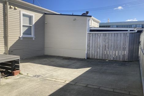 Photo of property in 17 Queens Drive, Kilbirnie, Wellington, 6022