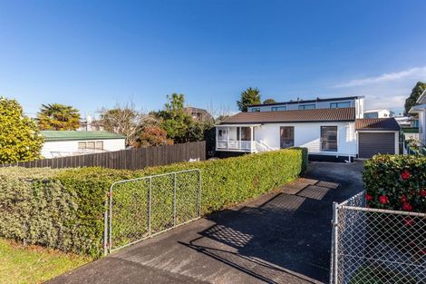 Photo of property in 1/2 Graham Avenue, Te Atatu Peninsula, Auckland, 0610
