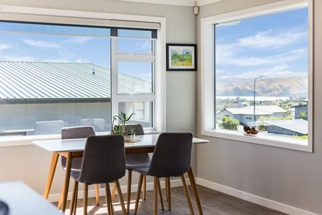 Photo of property in 14 Canary Way, Whitby, Porirua, 5024