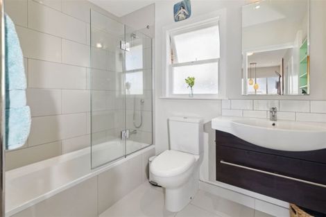 Photo of property in 1/5 Moana Avenue, Belmont, Auckland, 0622