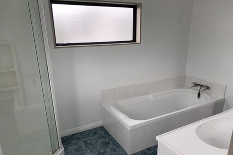 Photo of property in 82a Stewart Drive, Newlands, Wellington, 6037