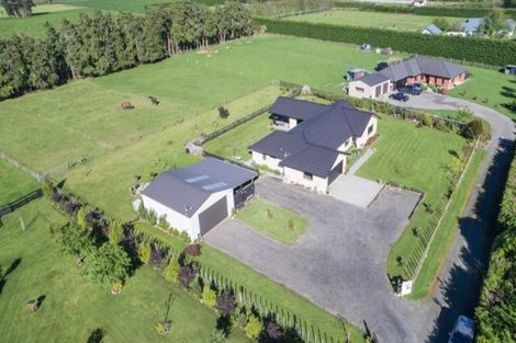 Photo of property in 398a Tararua Road, Levin, 5571