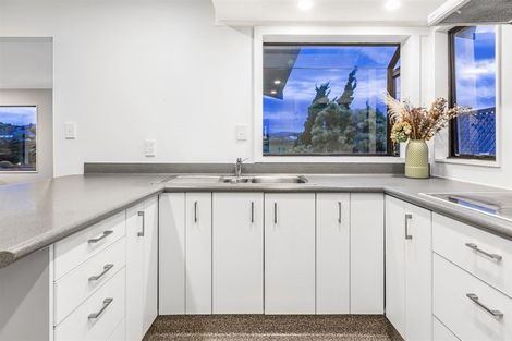 Photo of property in 10 Albatross Close, Whitby, Porirua, 5024