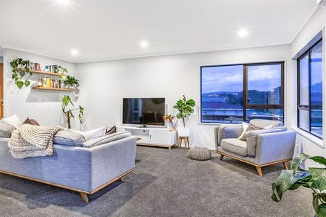 Photo of property in 10 Albatross Close, Whitby, Porirua, 5024