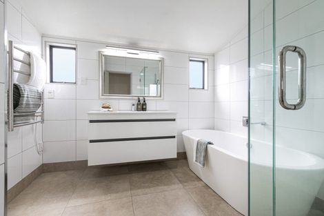 Photo of property in 33 Waipuia Place, Greenhithe, Auckland, 0632