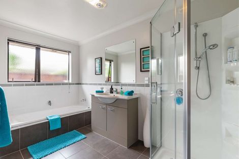 Photo of property in 13 Breaker Grove, Waiuku, 2123