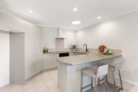 Photo of property in 5 Sunvista Avenue, Oteha, Auckland, 0632