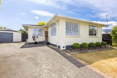 Photo of property in 16 Omaha Grove, Totara Park, Upper Hutt, 5018