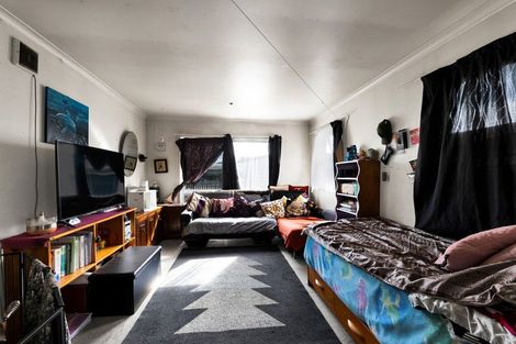 Photo of property in 93 Omata Road, Marfell, New Plymouth, 4310