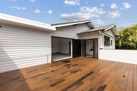 Photo of property in 30 Waiwaka Terrace, Strandon, New Plymouth, 4312