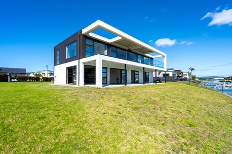 Photo of property in 21 Fred Carr Place, One Tree Point, 0118