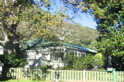 Photo of property in 15 Puriri Street, Eastbourne, Lower Hutt, 5013