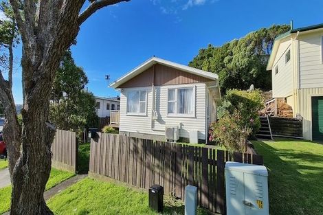 Photo of property in 72 Stewart Drive, Newlands, Wellington, 6037
