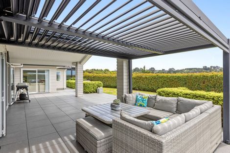 Photo of property in 60 Roberts Road, Matakatia, Whangaparaoa, 0930