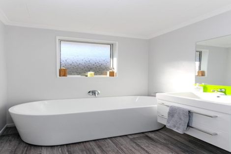 Photo of property in 5a Ambury Place, Merrilands, New Plymouth, 4312