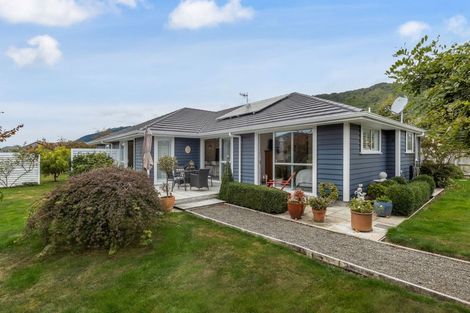 Photo of property in 27 Waipunahau Road, Waikanae, 5036