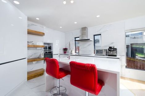 Photo of property in 114 Luckens Road, West Harbour, Auckland, 0618