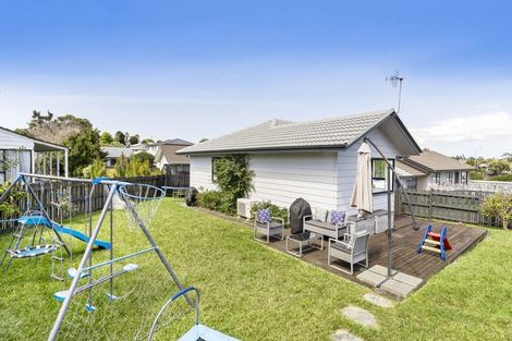 Photo of property in 2/16 Cabello Place, Unsworth Heights, Auckland, 0632