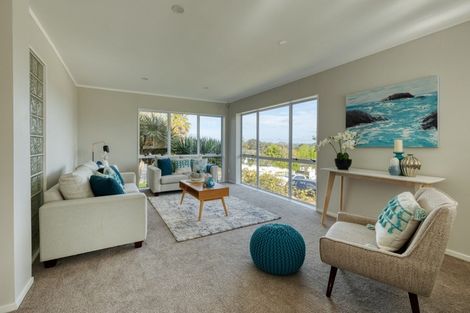 Photo of property in 10 Van Dyke Place, West Harbour, Auckland, 0618