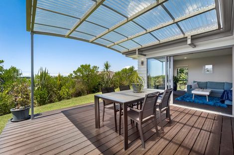 Photo of property in 22 Woodridge Drive, Stanmore Bay, Whangaparaoa, 0932