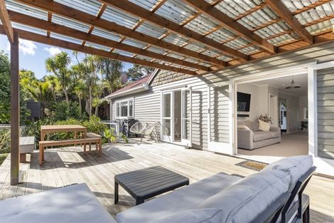 Photo of property in 5 Grovelands Way, Titirangi, Auckland, 0604