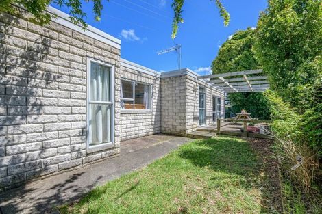 Photo of property in 16 Waimumu Road, Massey, Auckland, 0614