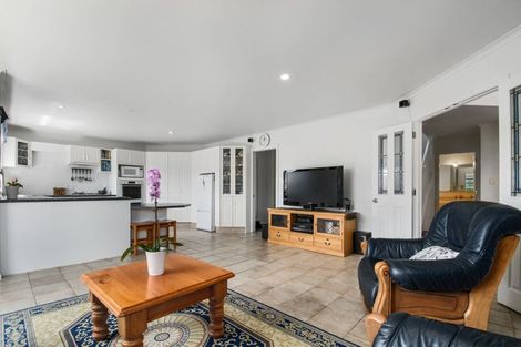 Photo of property in 11 Rosetti Rise, West Harbour, Auckland, 0618