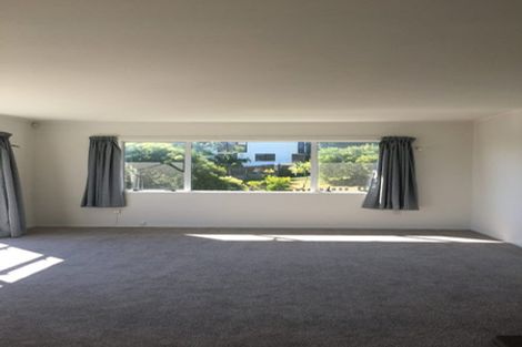 Photo of property in 303 Glenfield Road, Glenfield, Auckland, 0629