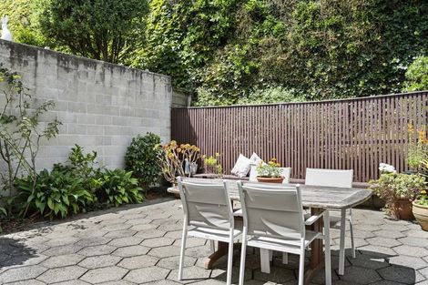 Photo of property in 338 Oriental Parade, Oriental Bay, Wellington, 6011