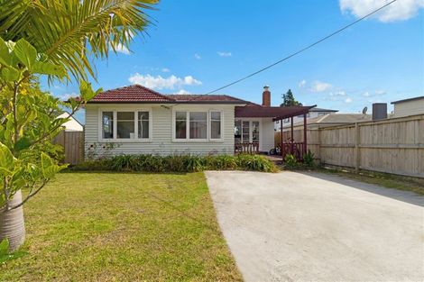 Photo of property in 2 Totara Road, Te Atatu Peninsula, Auckland, 0610