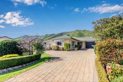 Photo of property in 19 Balmerino Grove, Waikanae, 5036