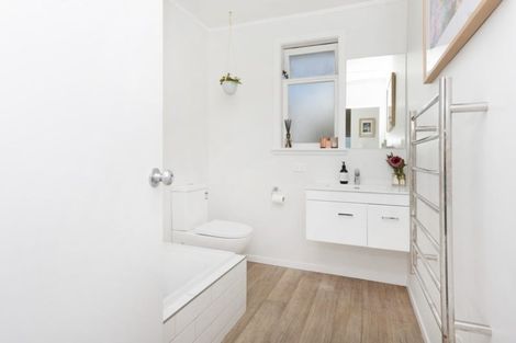 Photo of property in 2/99 Hobsonville Road, West Harbour, Auckland, 0618