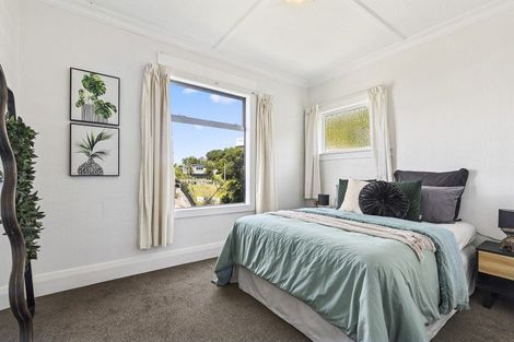 Photo of property in 24 Hungerford Road, Lyall Bay, Wellington, 6022