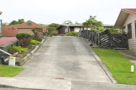 Photo of property in 9 Cheltenham Terrace, Newlands, Wellington, 6037