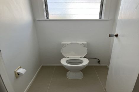 Photo of property in 2/17a Hillcrest Avenue, Hillcrest, Auckland, 0627