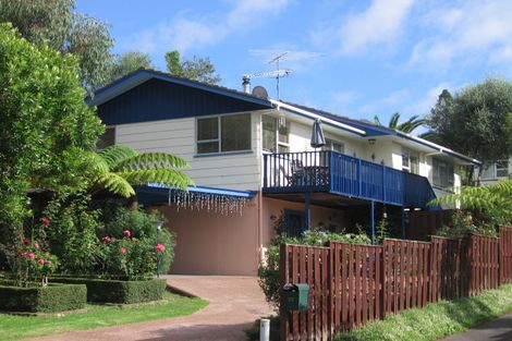 Photo of property in 27 Staincross Street, Green Bay, Auckland, 0604