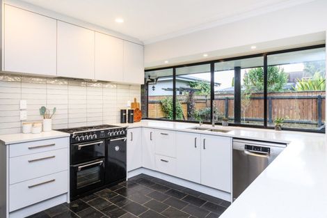 Photo of property in 15 Phoenix Avenue, Hokowhitu, Palmerston North, 4410