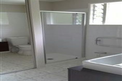 Photo of property in 2/39 St Peters Street, Northcote, Auckland, 0627