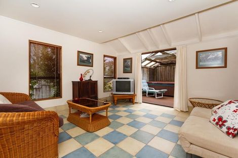 Photo of property in 27a Horotutu Road, Greenlane, Auckland, 1061