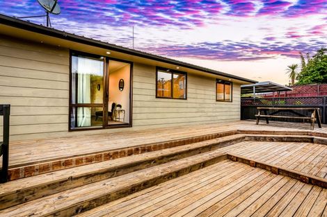 Photo of property in 2/4 Elizabeth Drive, West Harbour, Auckland, 0618