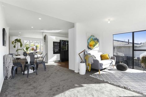 Photo of property in 4 Neil Avenue, Te Atatu Peninsula, Auckland, 0610