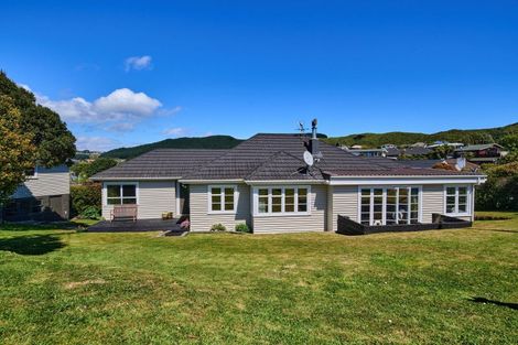 Photo of property in 2 Kereru Bend, Tawa, Wellington, 5028