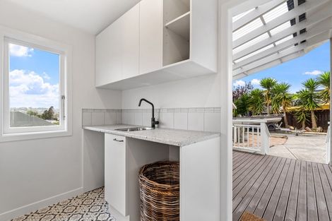 Photo of property in 24 Jean Place, Stanmore Bay, Whangaparaoa, 0932