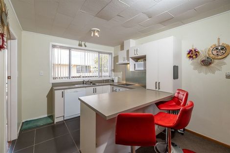 Photo of property in 33 Oriana Crescent, Hornby, Christchurch, 8042