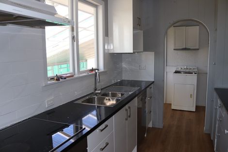 Photo of property in 10 Ingleby Place, Kelston, Auckland, 0602