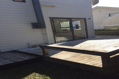 Photo of property in 1/22 Lambrown Drive, Totara Vale, Auckland, 0629