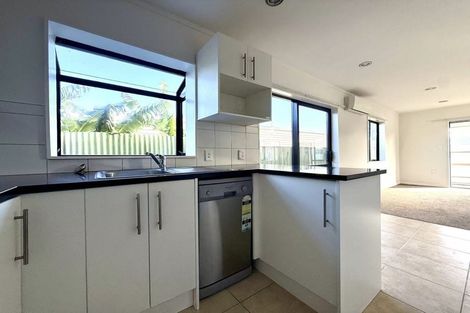 Photo of property in 6 Durham Street, Te Atatu Peninsula, Auckland, 0610