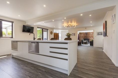 Photo of property in 2 Huata Place, West End, Palmerston North, 4412